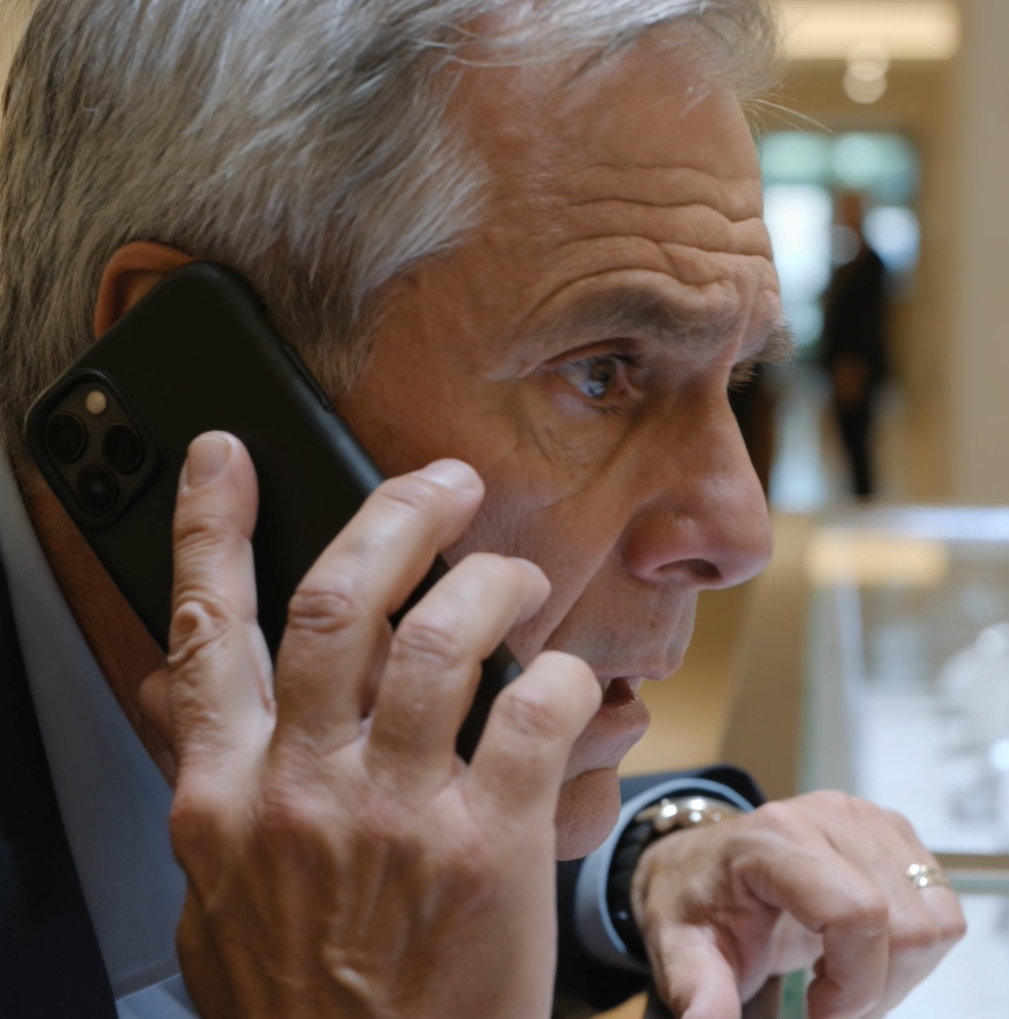 An Unknown Number Texted Me, “Don’t Go to Your Daughter’s Wedding.” I Called Back, and the Voice on the Other End Made Me Freeze…